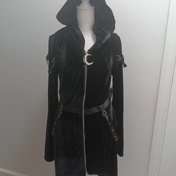 Chic Black Hooded Women's Cape with Crescent Detail - Picture 1 of 4